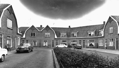 604839 Gezicht op de voorgevels van de huizen Eemstraat 48 (links op de achtergrond)- hoger te Utrecht.